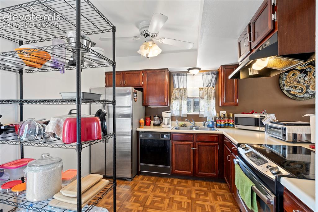 Image 11 of 20: Kitchen