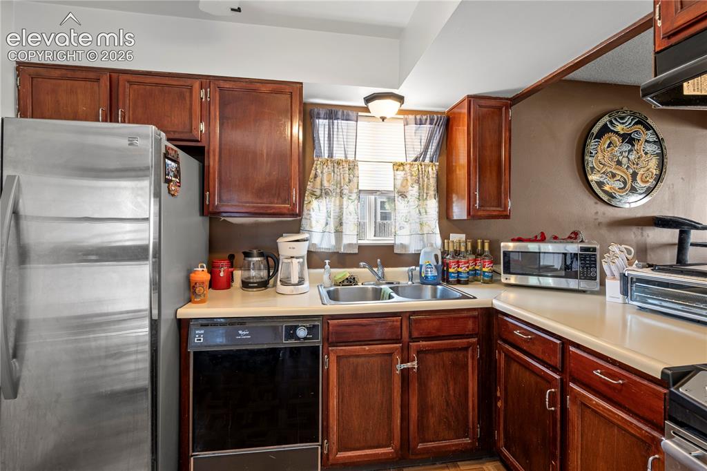 Image 12 of 20: Kitchen