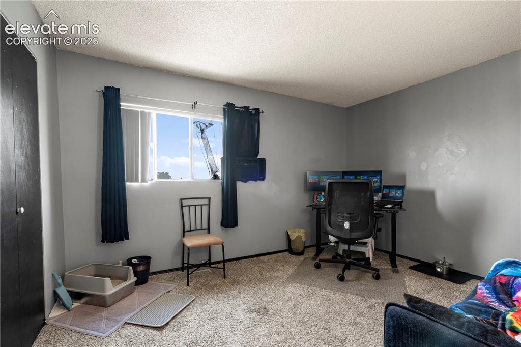 Image 18 of 20: Bedroom