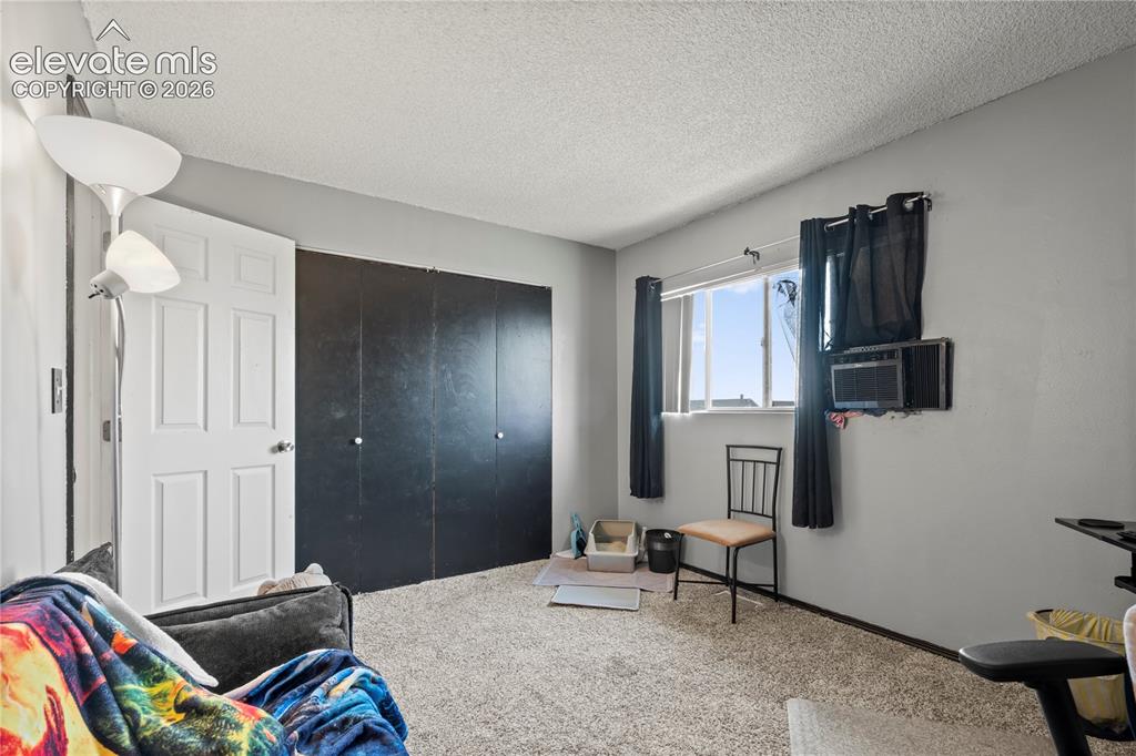 Image 19 of 20: Bedroom