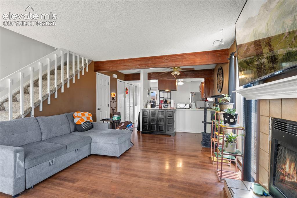 Image 4 of 20: Living Room