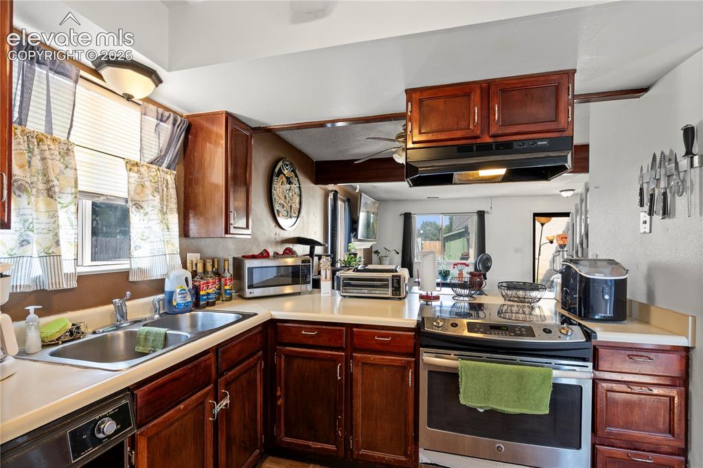 Image 9 of 20: Kitchen