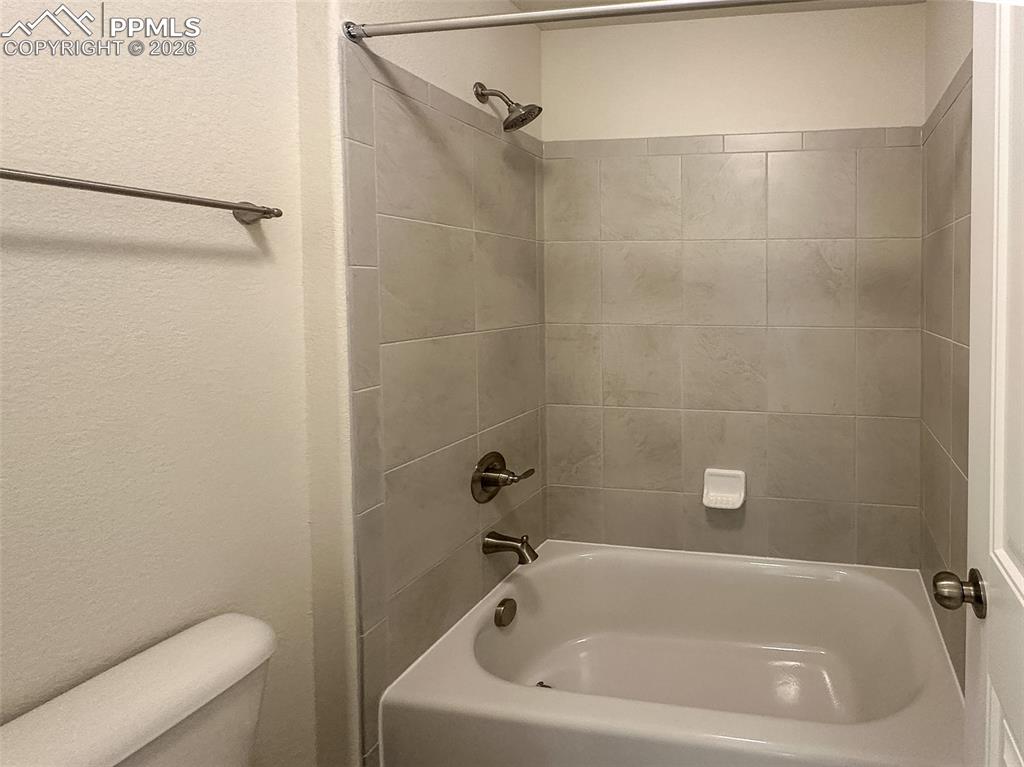 Image 28 of 34: Bathroom