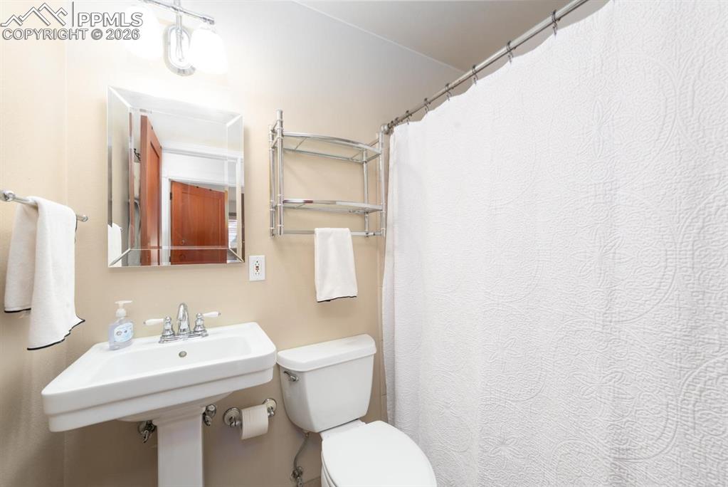 Image 22 of 34: Shared bathroom