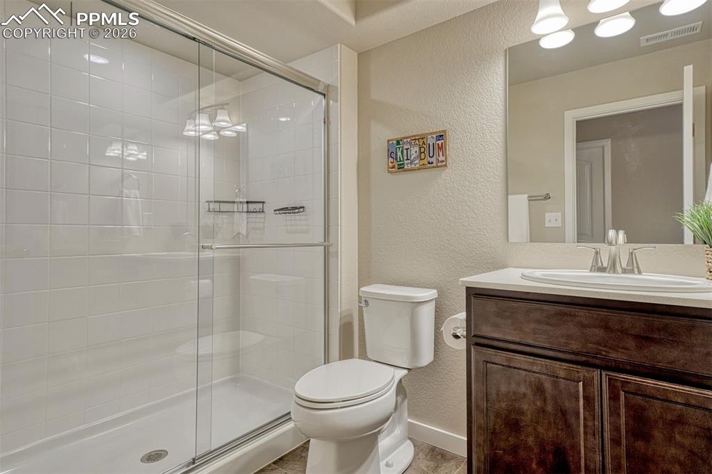 Image 25 of 46: Well-appointed secondary bathroom