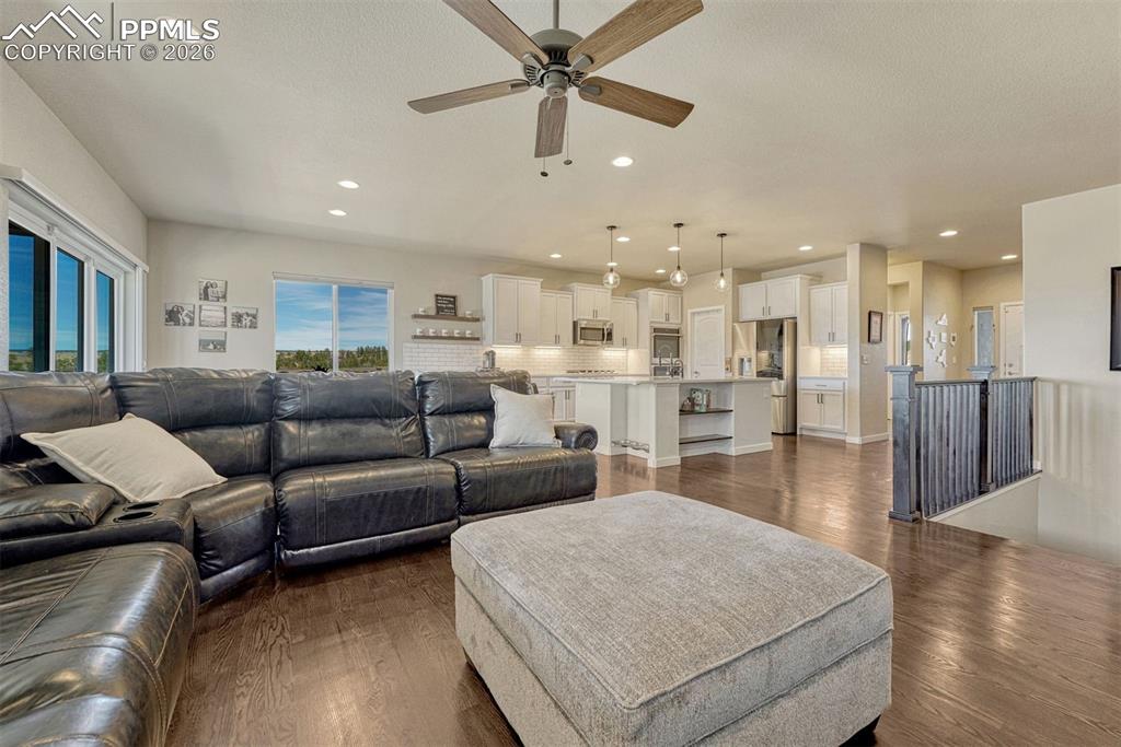 Image 32 of 46: Seamless flow for everyday living and entertaining