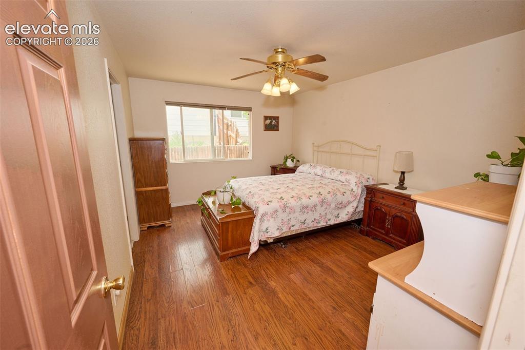 Image 13 of 20: Bedroom