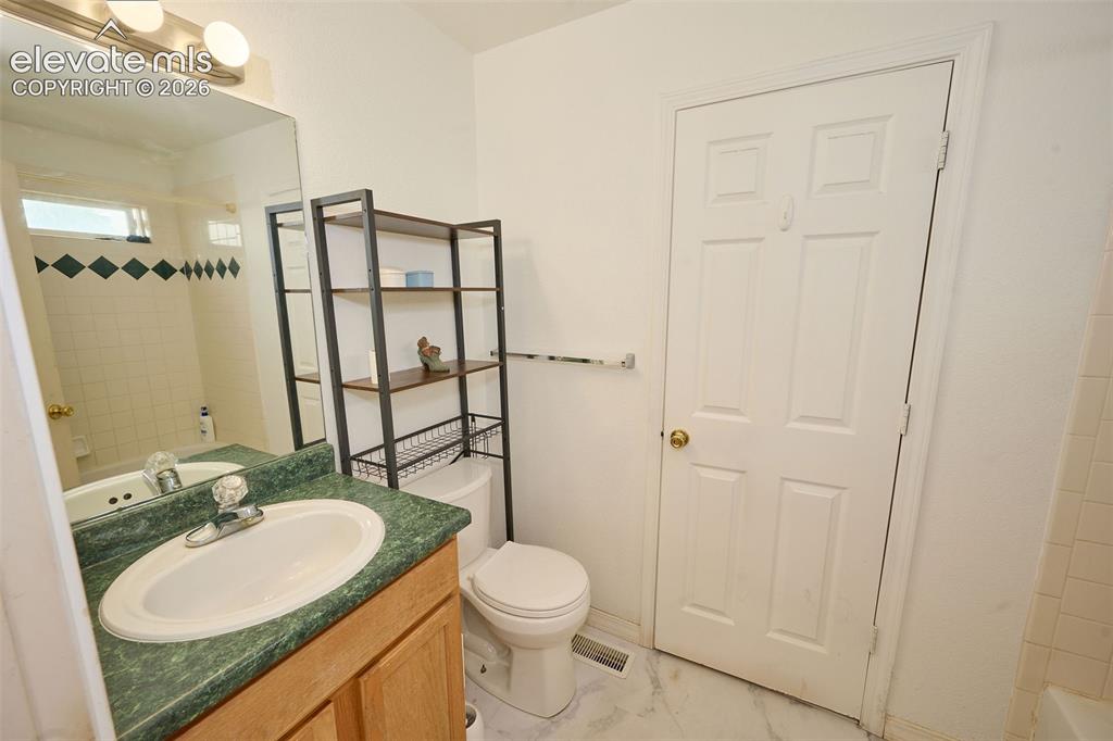 Image 14 of 20: Bathroom