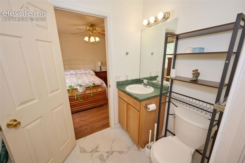 Image 15 of 20: Bathroom