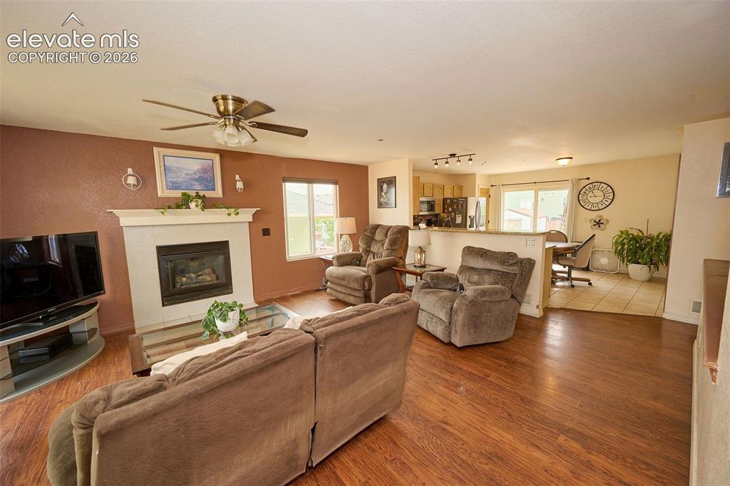 Image 4 of 20: Living Room