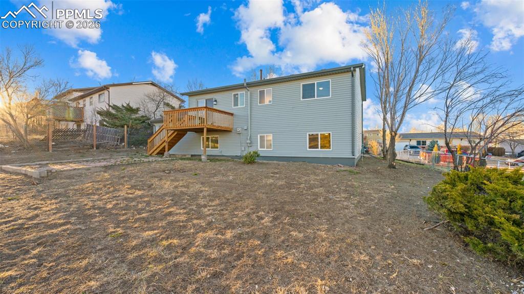 Image 27 of 38: Huge backyard