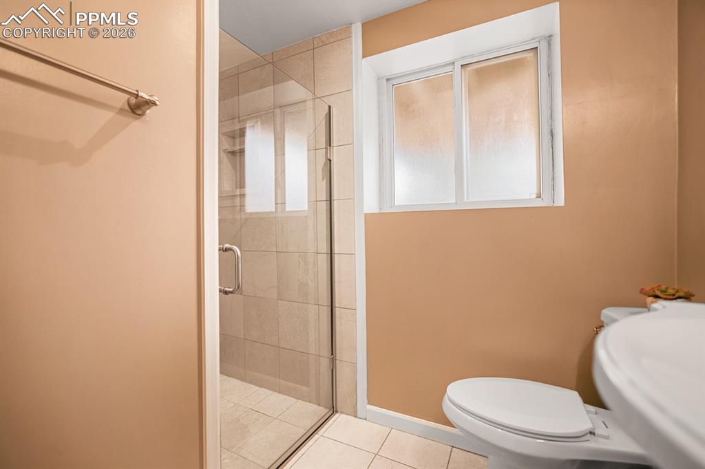 Image 25 of 37: Bathroom