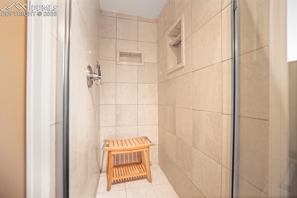 Image 26 of 37: Bathroom