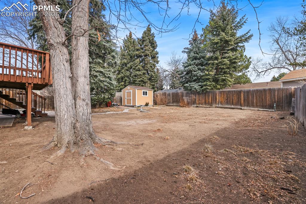 Image 32 of 37: Yard