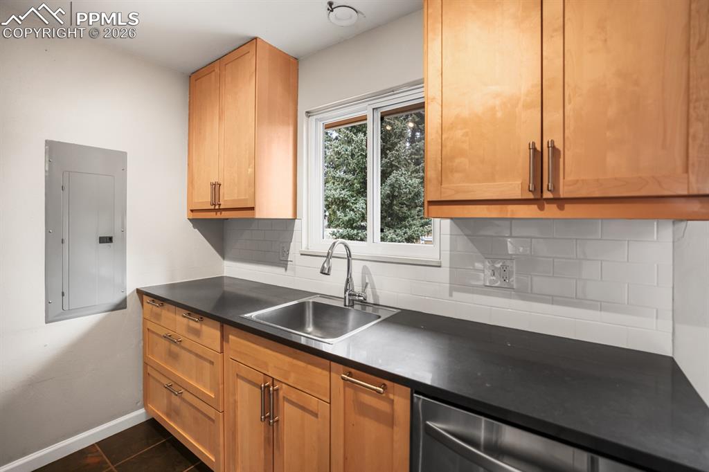 Image 9 of 37: Kitchen