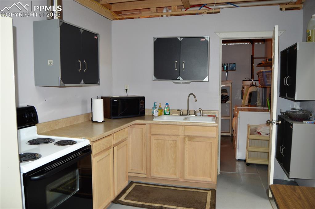 Image 44 of 50: Shop kitchen