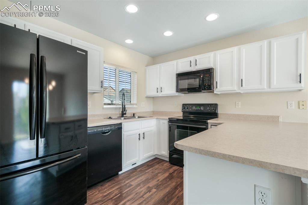 Image 11 of 46: Living Room