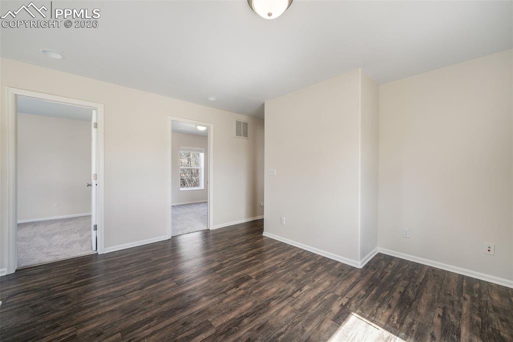 Image 21 of 46: Living Room