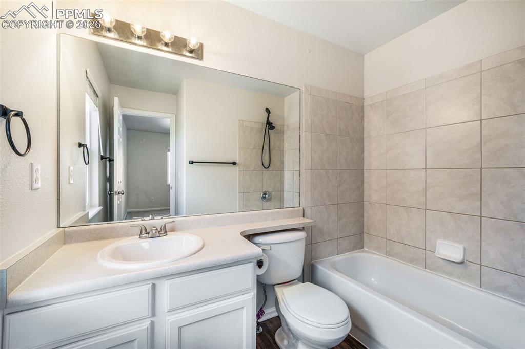 Image 35 of 46: Bedroom