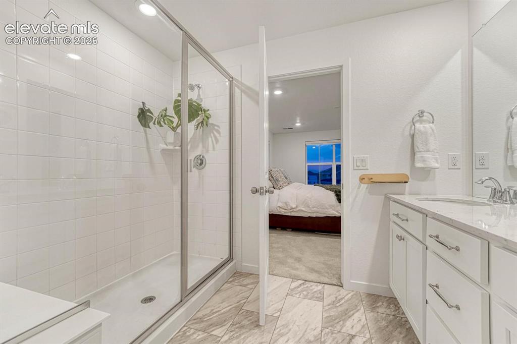 Image 26 of 46: Bathroom