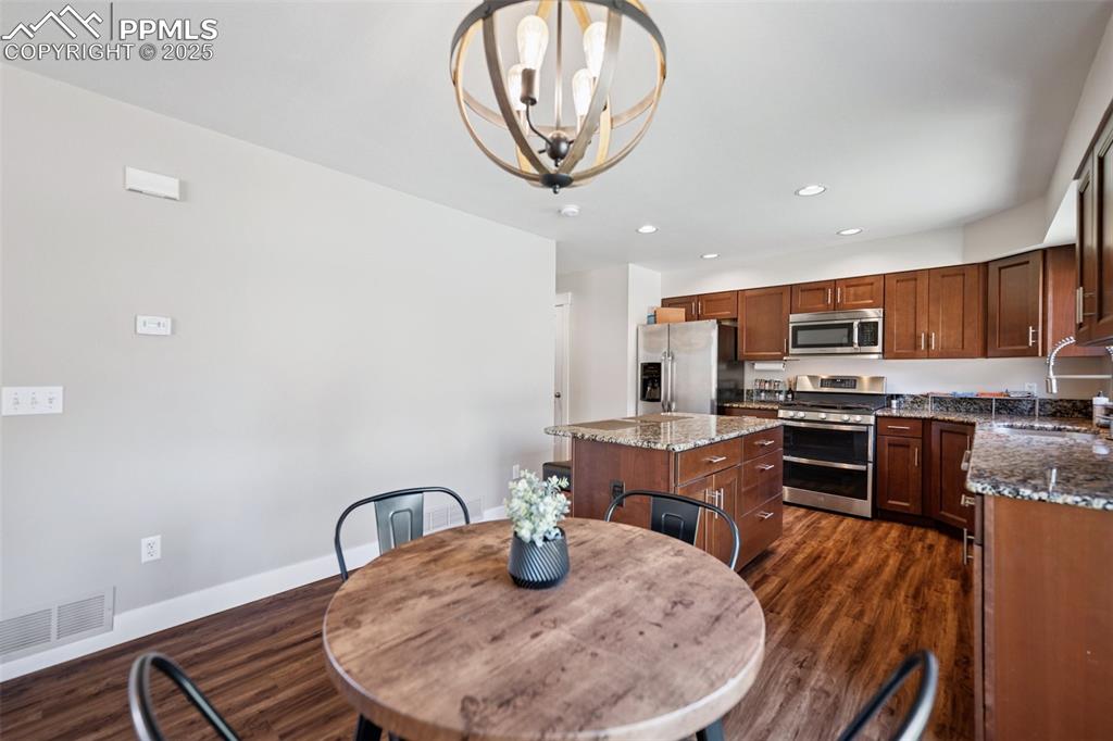 Image 11 of 27: Dining Area