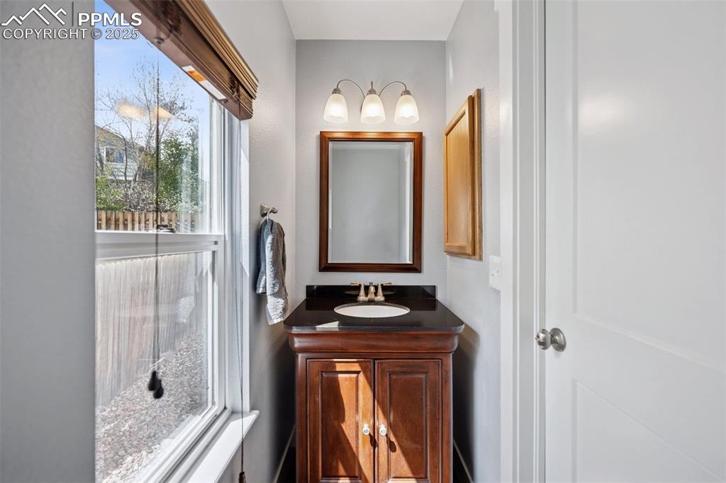 Image 16 of 27: Bathroom