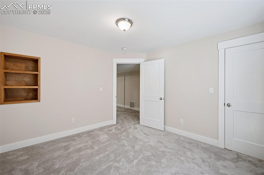 Image 21 of 27: Bedroom
