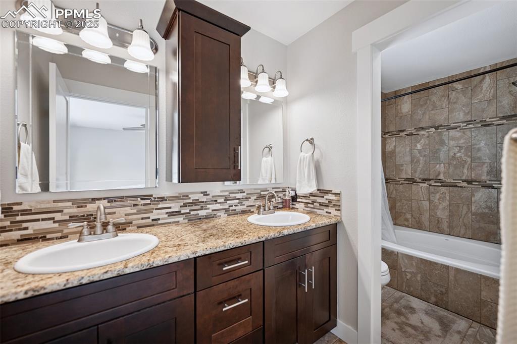Image 4 of 27: Bathroom