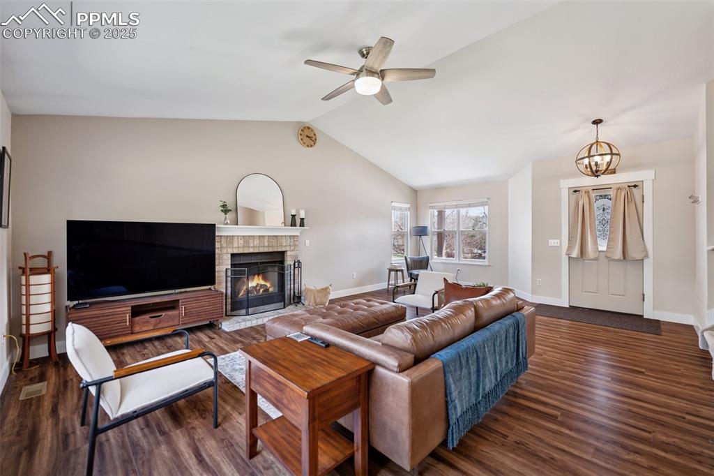 Image 8 of 27: Living Room