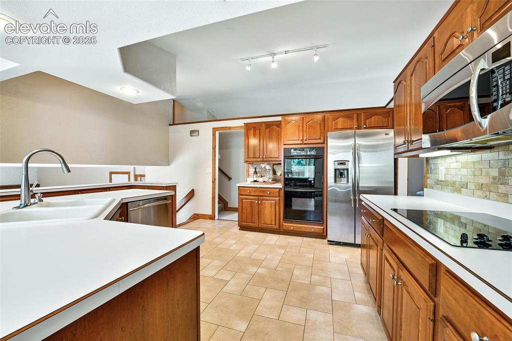 Image 10 of 50: Double Ovens, stainless appliances, flat top range