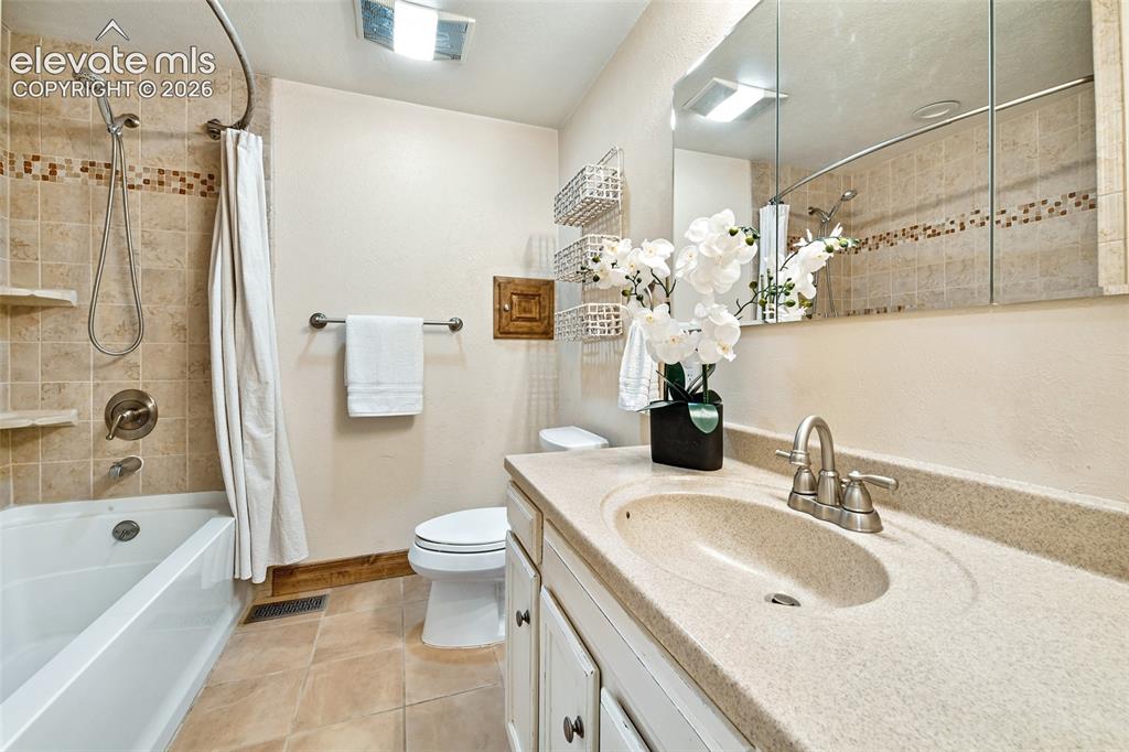 Image 25 of 50: Full bath on upper level
