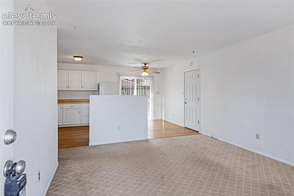 Image 4 of 20: Living Room