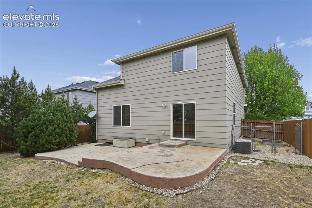Image 23 of 29: The back yard has a secondary fence so that you can either keep the dogs co