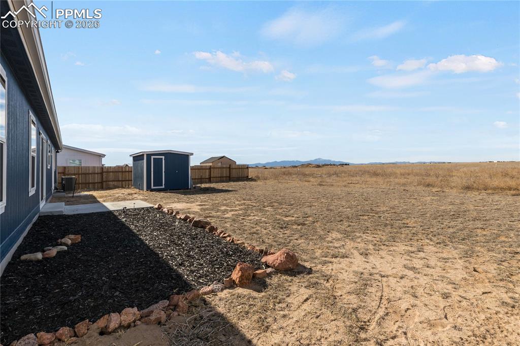 Image 32 of 34: Yard