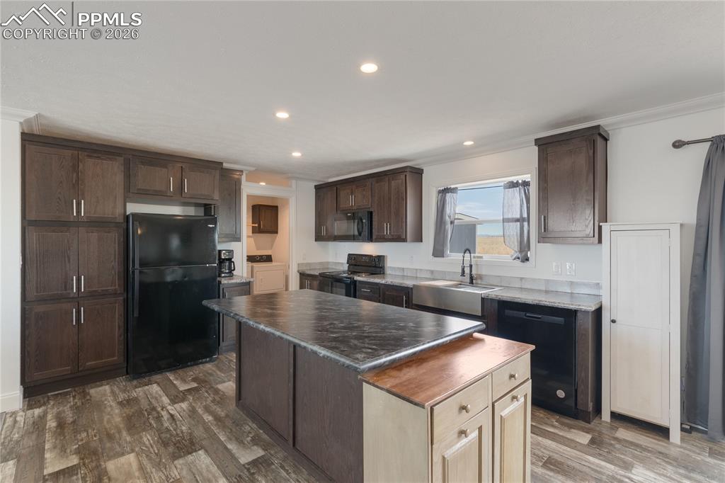 Image 9 of 34: Matching Whirlpool Appliances included.