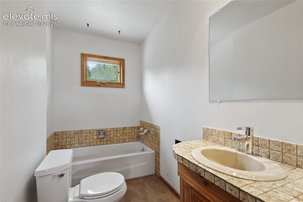 Image 12 of 50: Bathroom