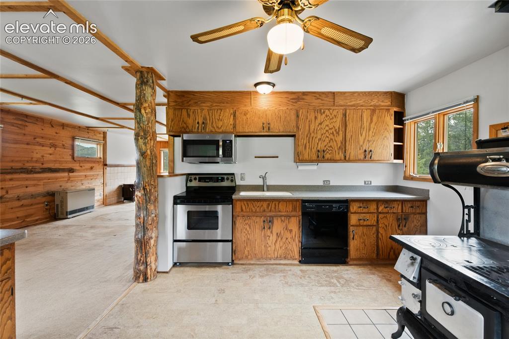 Image 15 of 50: Kitchen