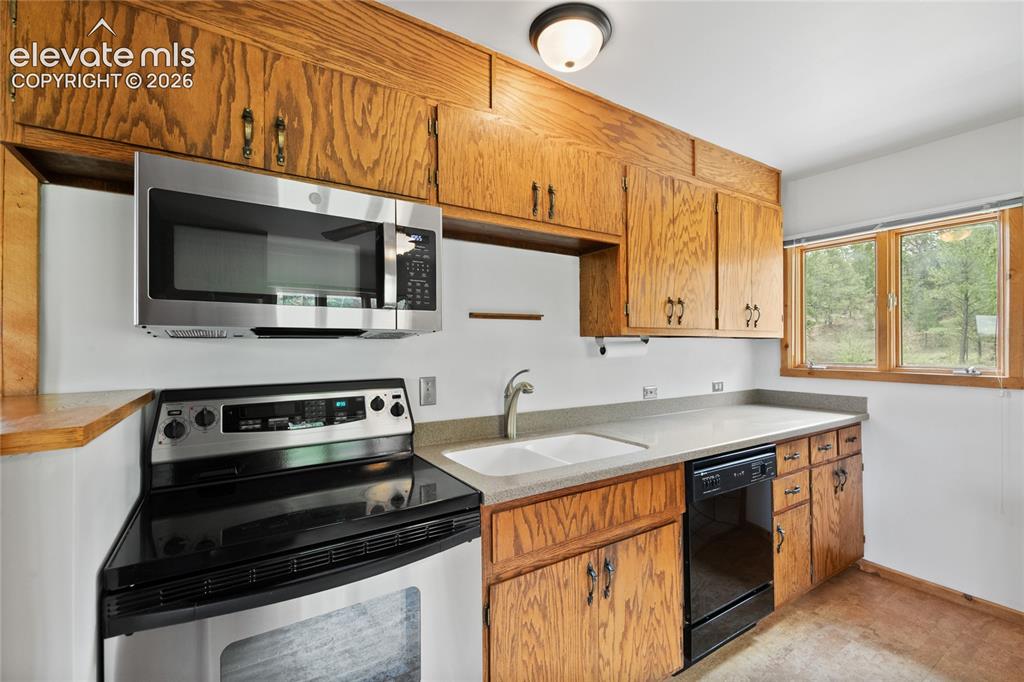 Image 16 of 50: Kitchen