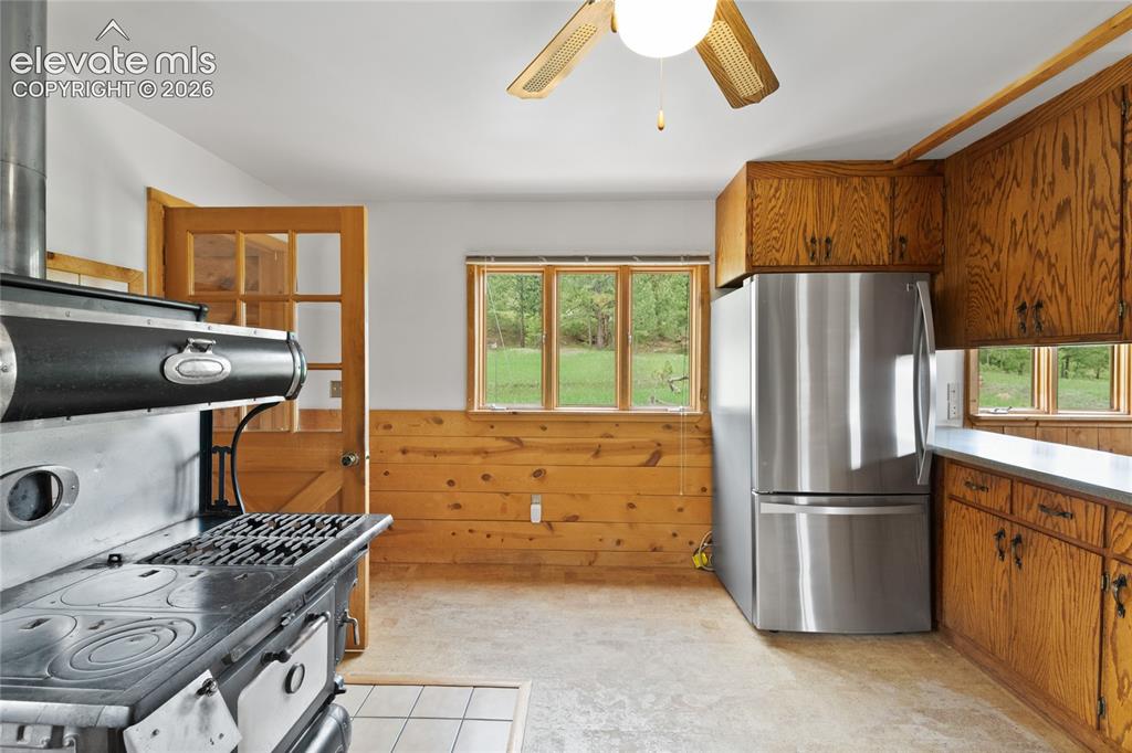Image 17 of 50: Kitchen