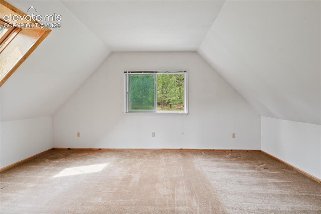 Image 19 of 50: Bedroom