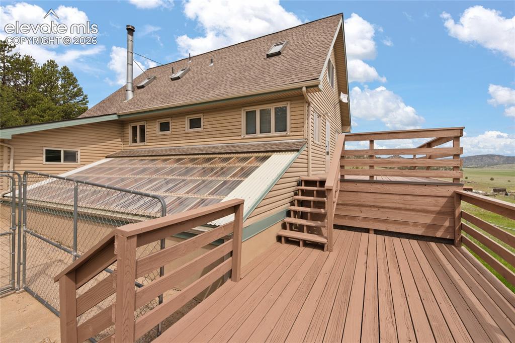 Image 5 of 50: Deck