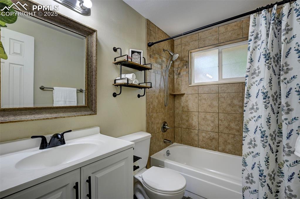 Image 10 of 37: Bathroom