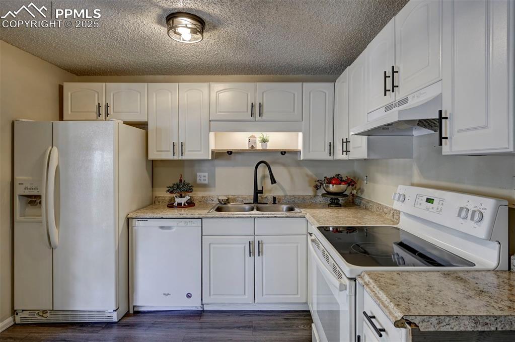 Image 13 of 37: Kitchen