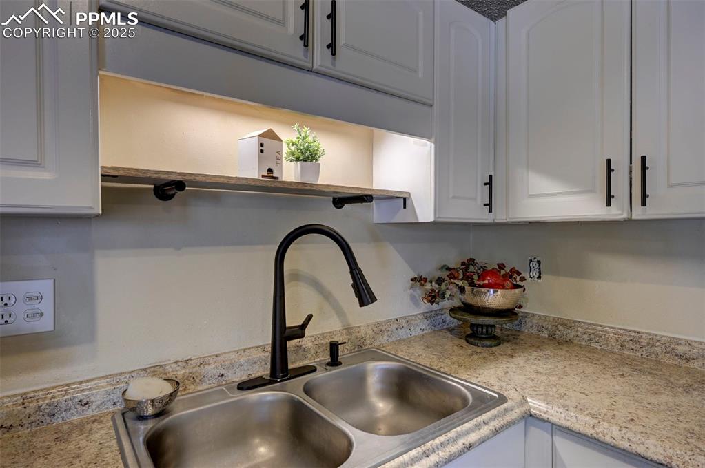 Image 14 of 37: Kitchen