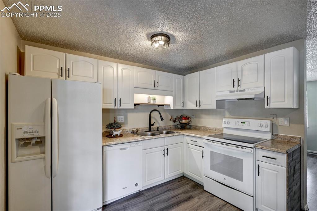 Image 15 of 37: Kitchen