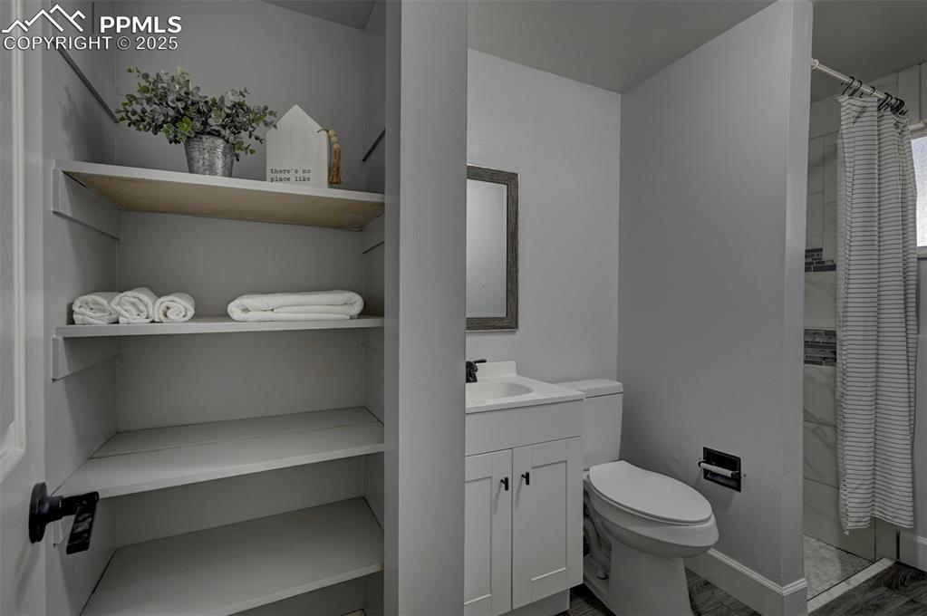 Image 25 of 37: Bathroom