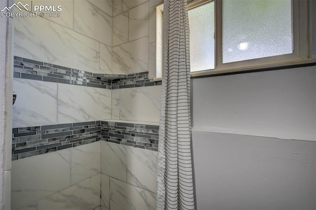 Image 26 of 37: Bathroom