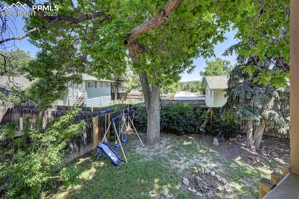 Image 31 of 37: Yard