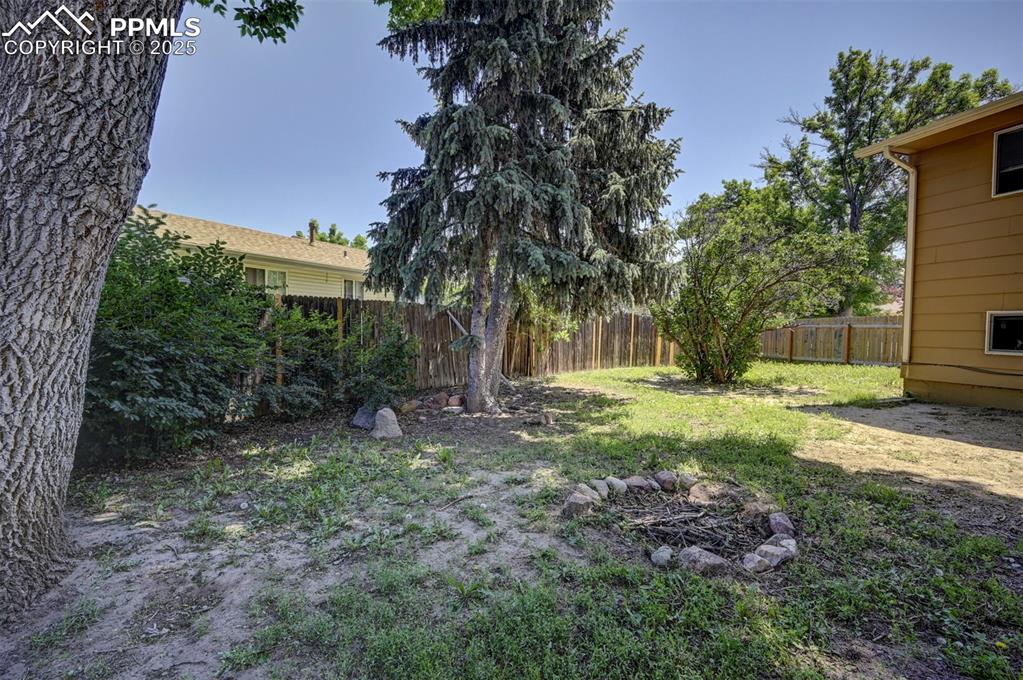 Image 33 of 37: Yard