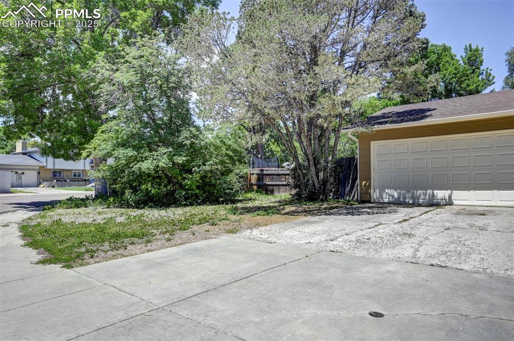 Image 36 of 37: Garage